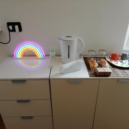 شقة Over The Rainbow - Cozy Studio In The Centre Of فيرّارا المظهر الخارجي الصورة